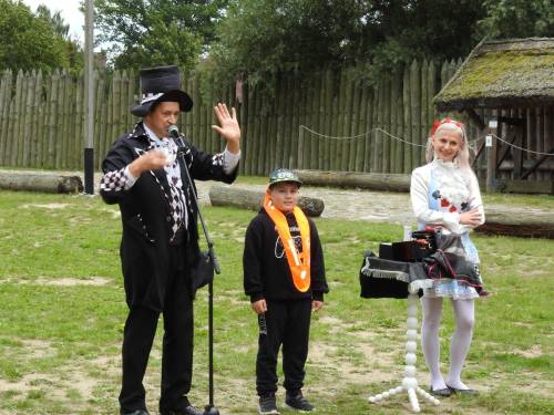 Zdjęcie z wydarzenia o nazwie Festiwal Książki Dziecięcej w Pruszczu Gdańskim, na zdjęciu dzieci i artyści prowadzący wydarzenie podczas zabaw.